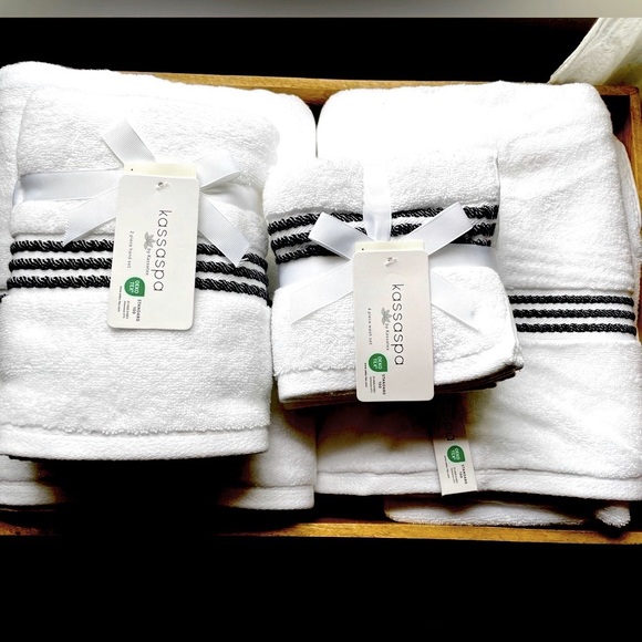 Other - 🎉HP~Beautiful Crisp White plush bath towel set NWT! 🛁